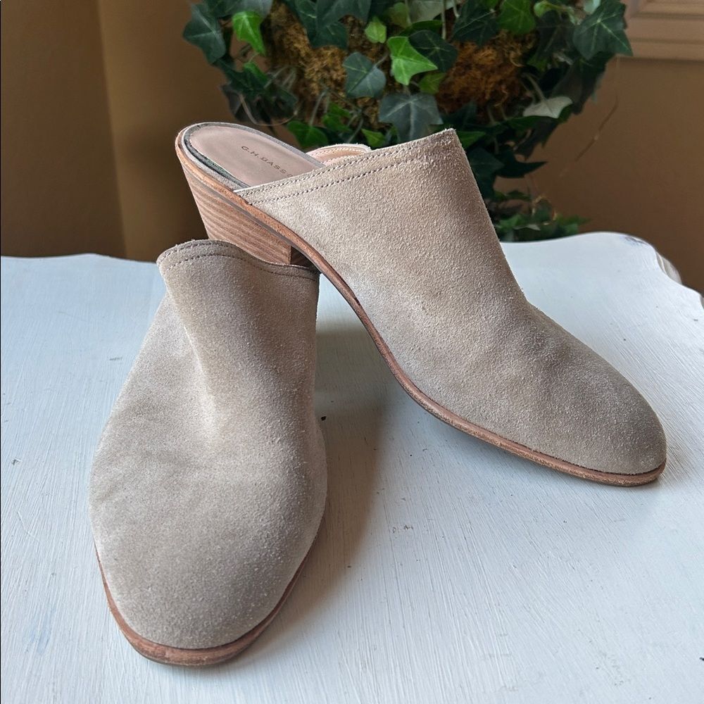 G.H. Bass & Co. Women's Nikki Beige Suede Mules 9M EUC
